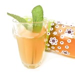 Entre deux cartons je me rafraîchis avec mon thé glacé maison à la pêche, à l'ananas et à la menthe! (Recette sur mon blog) #summer #icetea #lovorganic #yummy #healthy